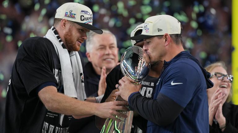 Mike MacDonald, Trainer der Seattle Seahawks, küsst die Lombardi Trophy nach dem Sieg über die New England Patriots.