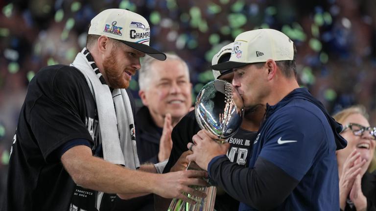 Mike MacDonald, Trainer der Seattle Seahawks, küsst die Lombardi Trophy nach dem Sieg über die New England Patriots.