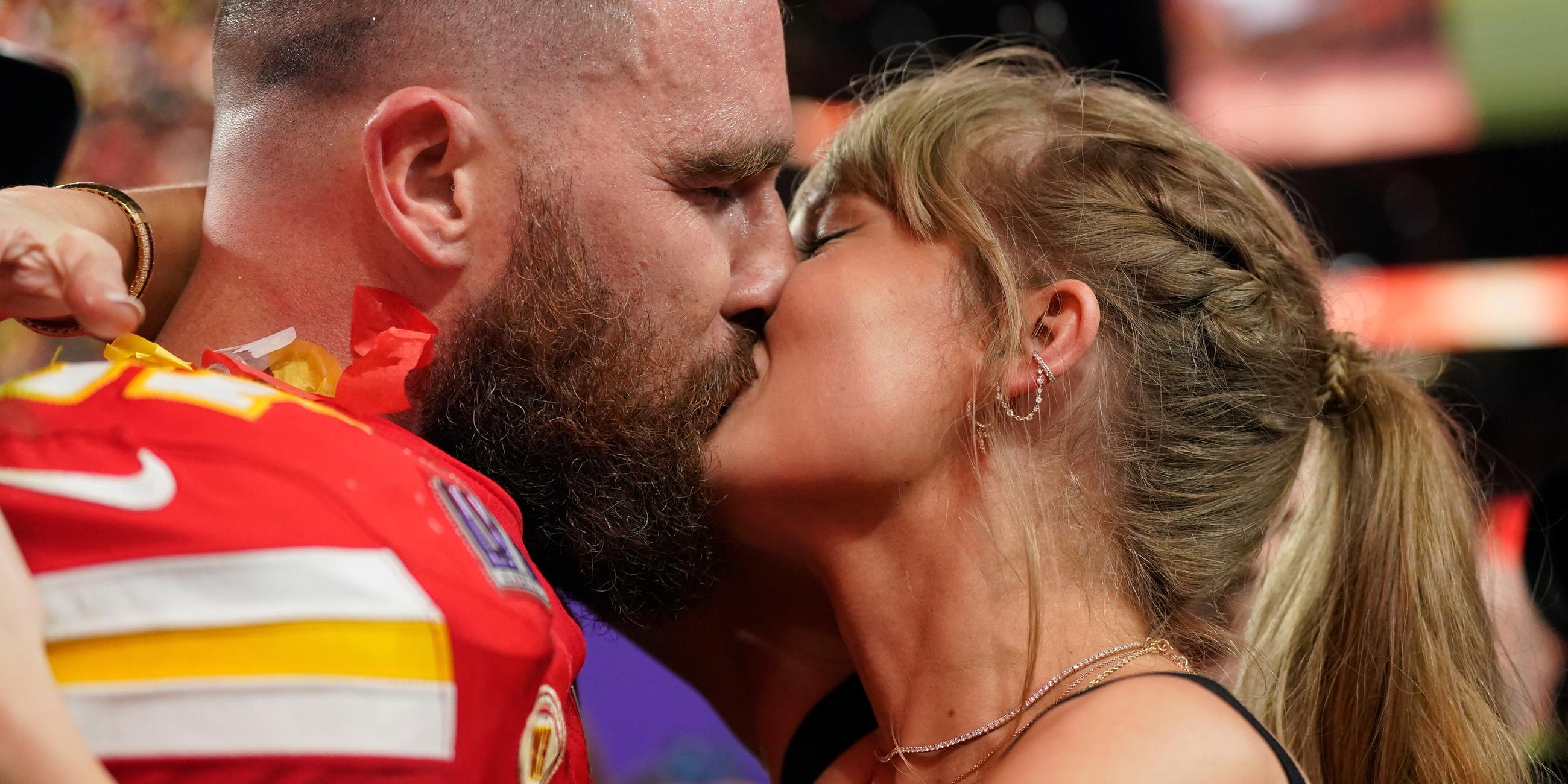 Taylor Swift küsst Kansas City Chiefs Tight End Travis Kelce nach dem Sieg