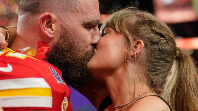 Taylor Swift küsst Kansas City Chiefs Tight End Travis Kelce nach dem Sieg