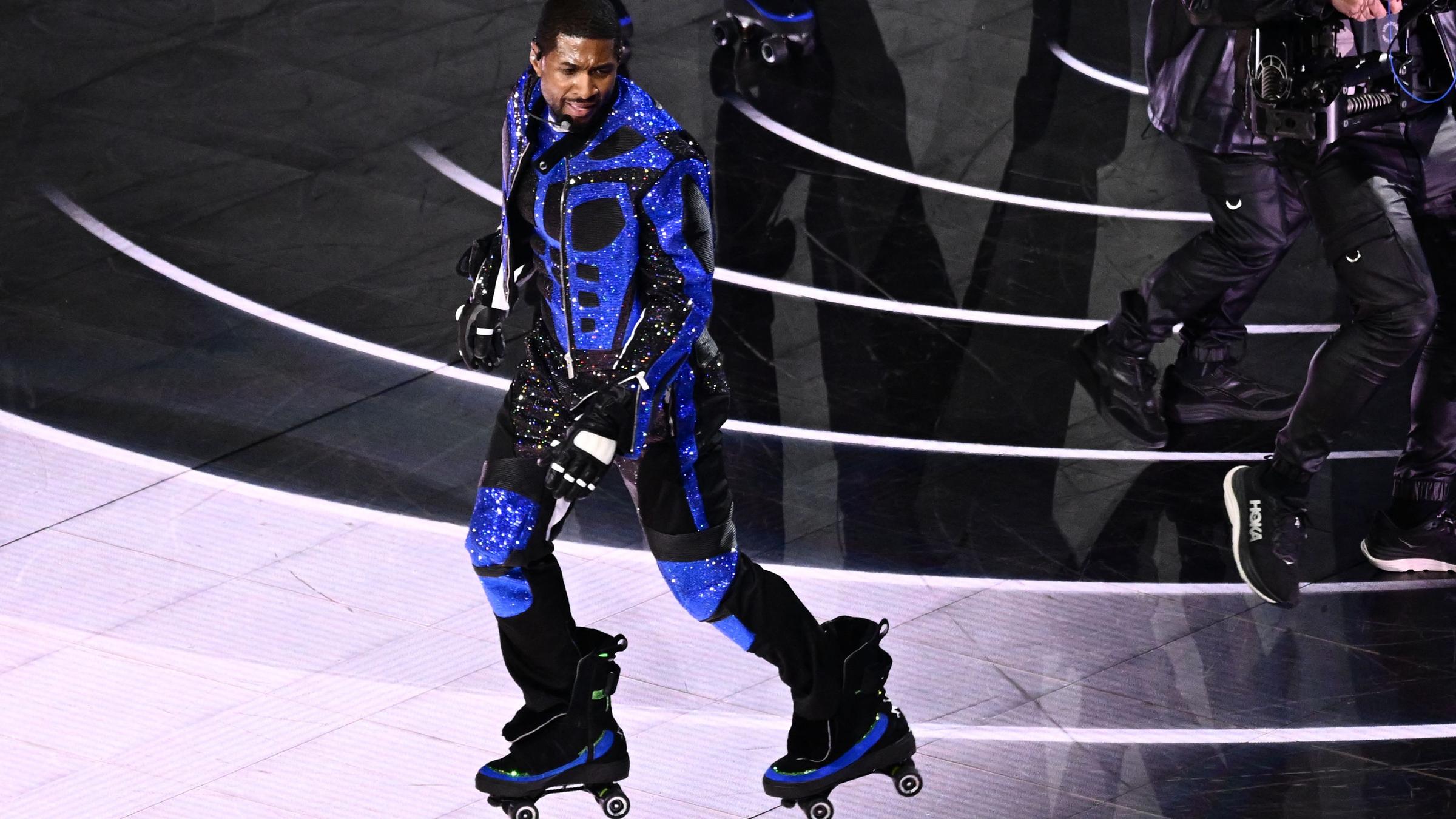 Der US-amerikanische Singer-Songwriter Usher tritt während der Apple Music-Halbzeitshow des Super Bowl LVIII zwischen den Kansas City Chiefs und den San Francisco 49ers im Allegiant Stadium in Las Vegas, Nevada, am 11. 02. 2024 auf. 