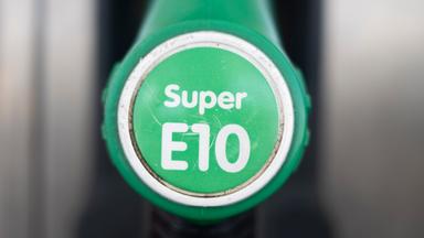 Symbolbild:  Ein Zapfhahn ist an der Trigema-Tankstelle in Burladingen mit den Worten Super E10 beschriftet. 