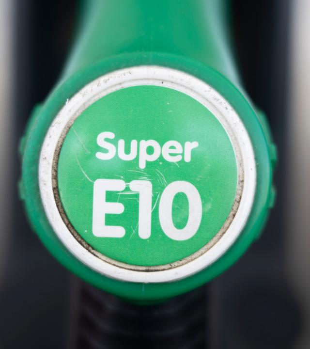 Symbolbild:  Ein Zapfhahn ist an der Trigema-Tankstelle in Burladingen mit den Worten Super E10 beschriftet. 
