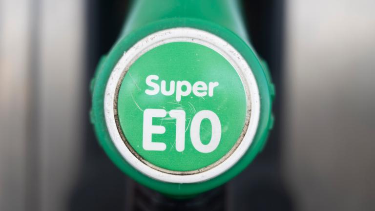 Symbolbild:  Ein Zapfhahn ist an der Trigema-Tankstelle in Burladingen mit den Worten Super E10 beschriftet. 