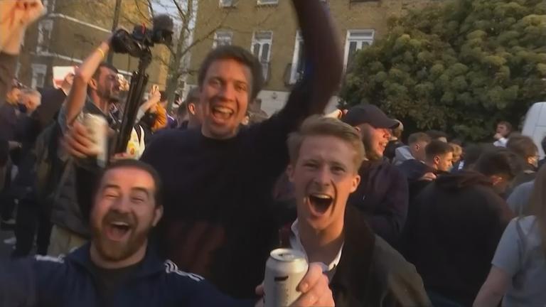 Anhänger des FC Chelsea jubeln über das Aus der Super League