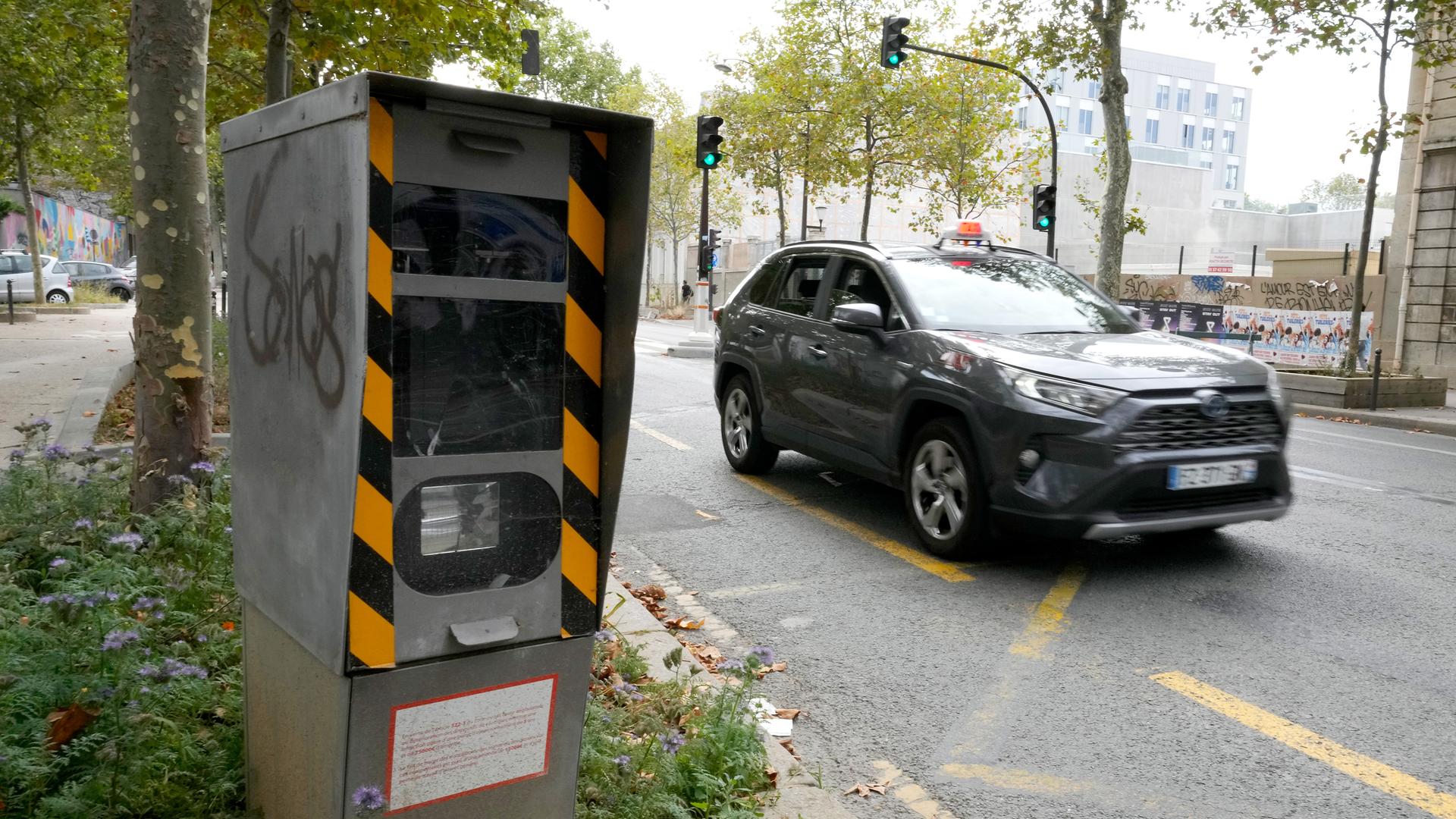 Ein Blitzer steht in einer Straße in Paris, aufgenommen am 30.08.2021