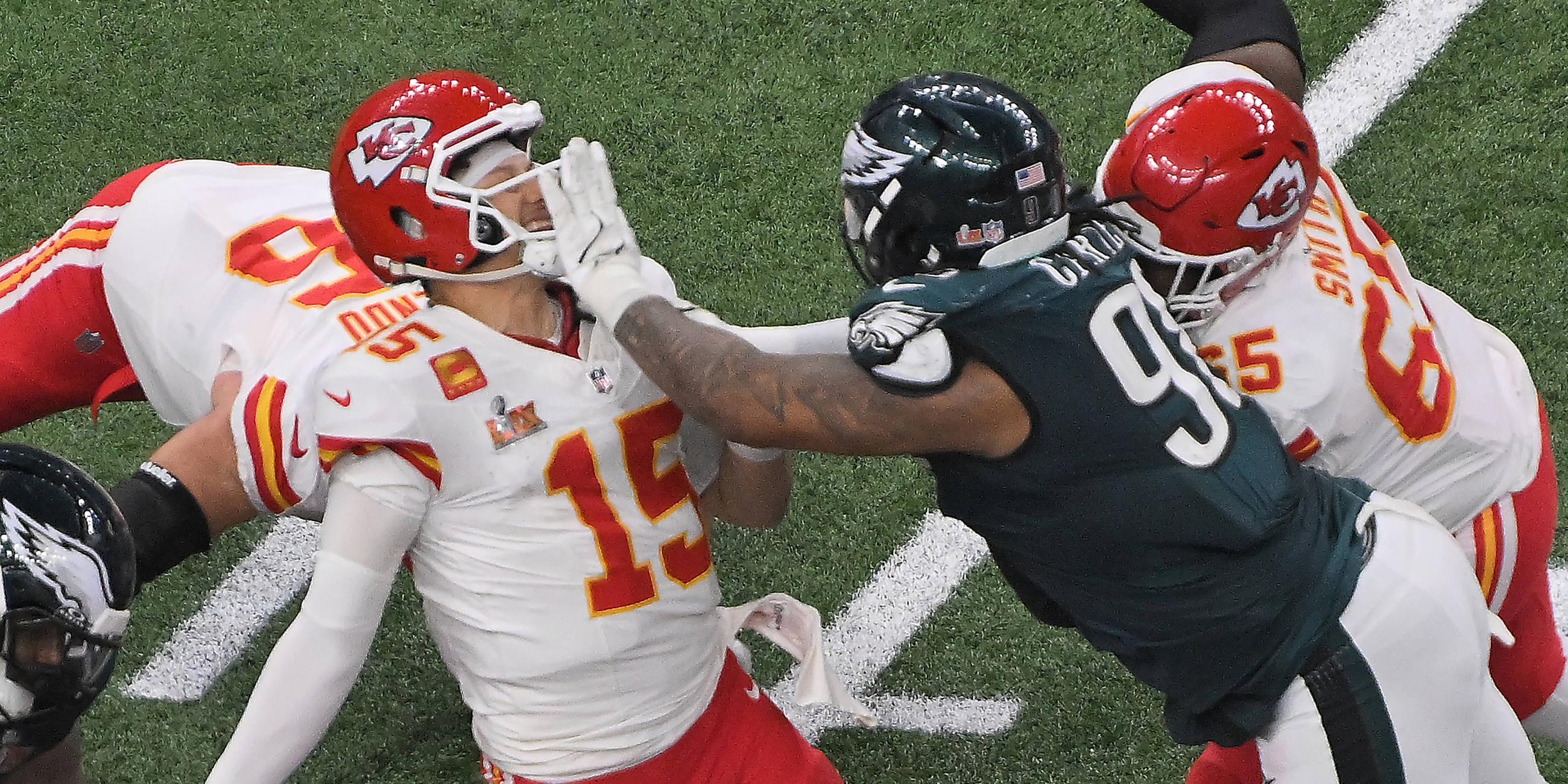Patrick Mahomes wird von Jalen Carter getacklet