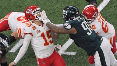 Patrick Mahomes wird von Jalen Carter getacklet
