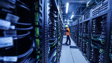 Ein Mitarbeiter arbeitet am Supercomputer Jupiter im Forschungszentrum Jülich.
