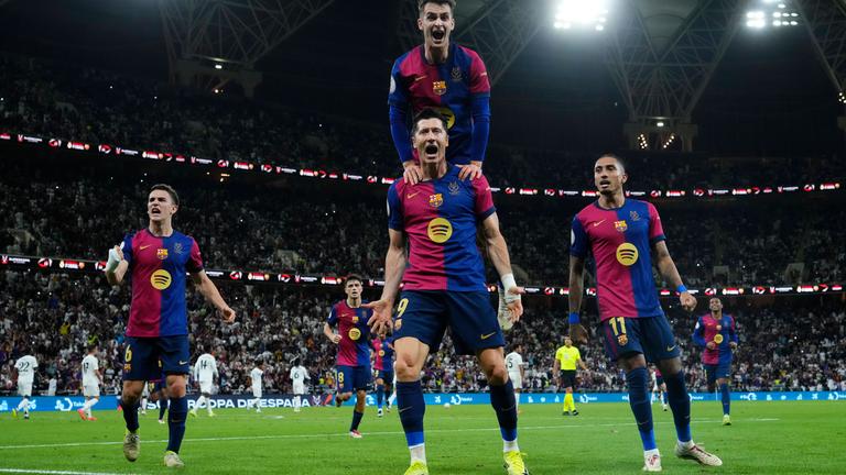 Barcelonas Robert Lewandowski jubelt im Supercopa-Finale nach seinem Treffer zum 2:1 gegen Real Madrid.