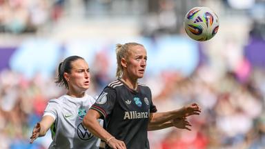Bayern München - VfL Wolfsburg, Supercup der Frauen 2025: Caitlin Dijkstra (VfL/links) und Lea Schüller