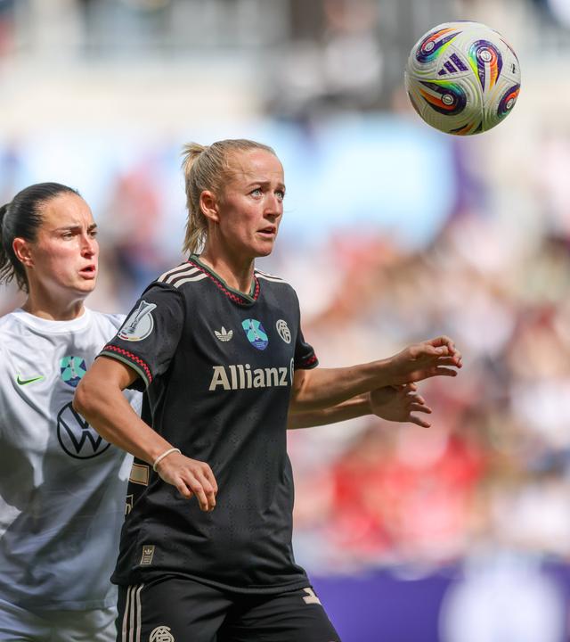 Bayern München - VfL Wolfsburg, Supercup der Frauen 2025: Caitlin Dijkstra (VfL/links) und Lea Schüller