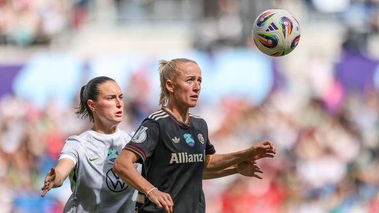 Bayern München - VfL Wolfsburg, Supercup der Frauen 2025: Caitlin Dijkstra (VfL/links) und Lea Schüller