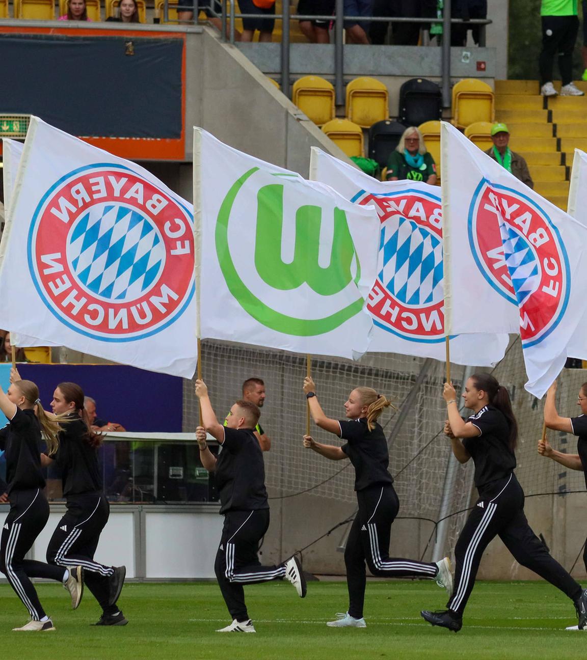 Symbolbild Choreographie mit den Fahnen vom FB Bayern München und VfL Wolfsburg vor dem Spiel um den Supercup in Dresden