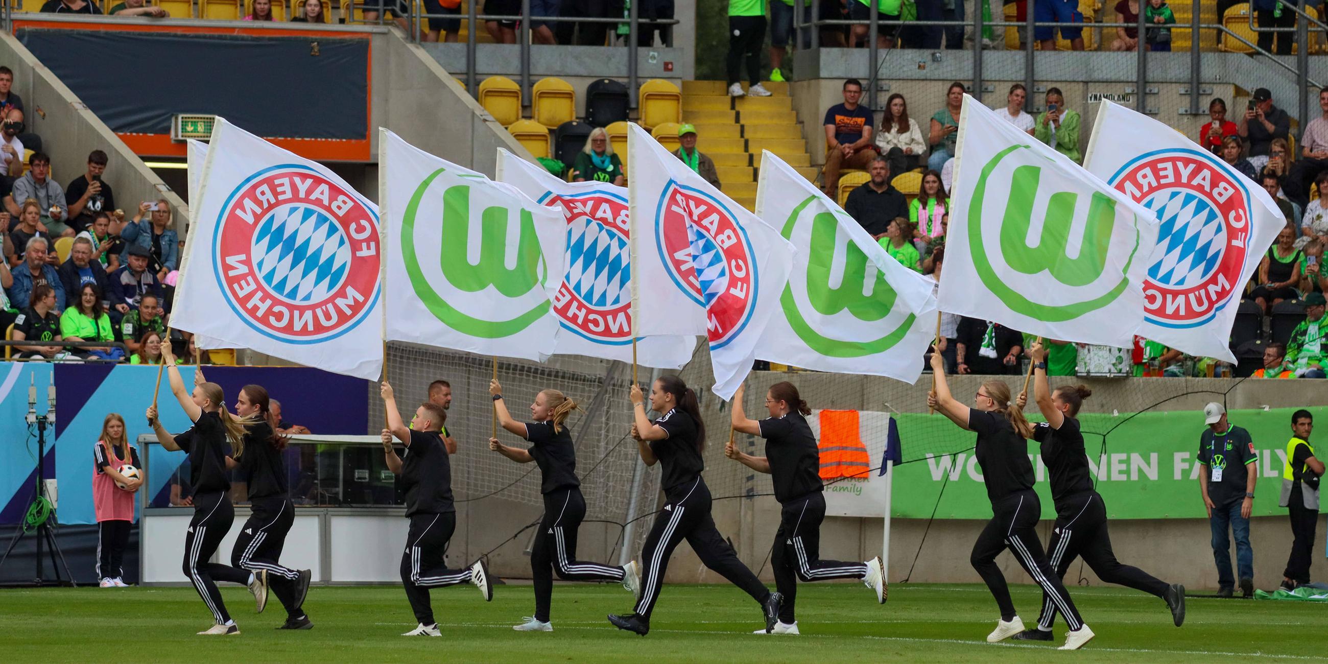 Symbolbild Choreographie mit den Fahnen vom FB Bayern München und VfL Wolfsburg vor dem Spiel um den Supercup in Dresden