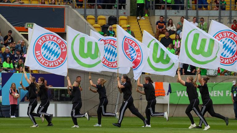 Symbolbild Choreographie mit den Fahnen vom FB Bayern München und VfL Wolfsburg vor dem Spiel um den Supercup in Dresden