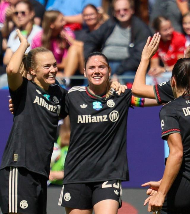 Torschützin Magdalena Eriksson macht das Tor zum 1:0 und jubelt mit ihren Mannschaftskolleginnen.