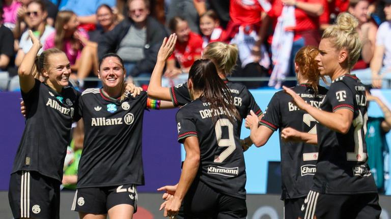 Torschützin Magdalena Eriksson macht das Tor zum 1:0 und jubelt mit ihren Mannschaftskolleginnen.