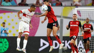Supercup 2024: Bayer 04 Leverkusen - VfB Stuttgart: Enzo Millot (VfB Stuttgart/links) und Martin Terrier (Bayer 04 Leverkusen) im Zweikampf