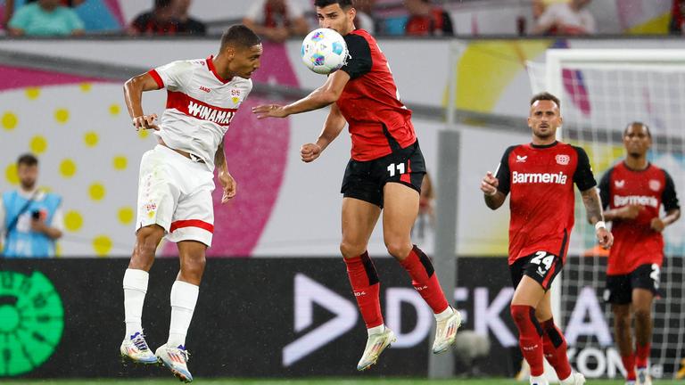 Supercup 2024: Bayer 04 Leverkusen - VfB Stuttgart: Enzo Millot (VfB Stuttgart/links) und Martin Terrier (Bayer 04 Leverkusen) im Zweikampf