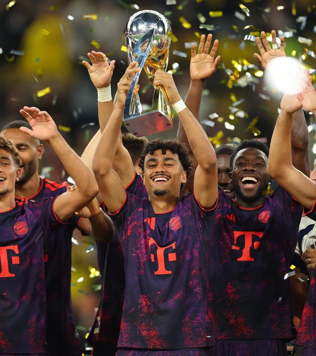 Nathaniel Brown mit dem Pokal.