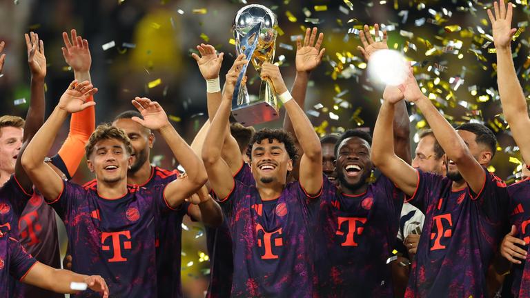 Nathaniel Brown mit dem Pokal.