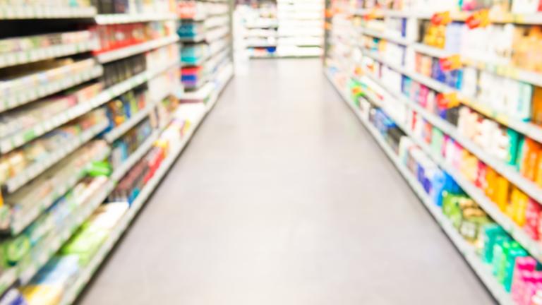 Regale in einem Supermarkt