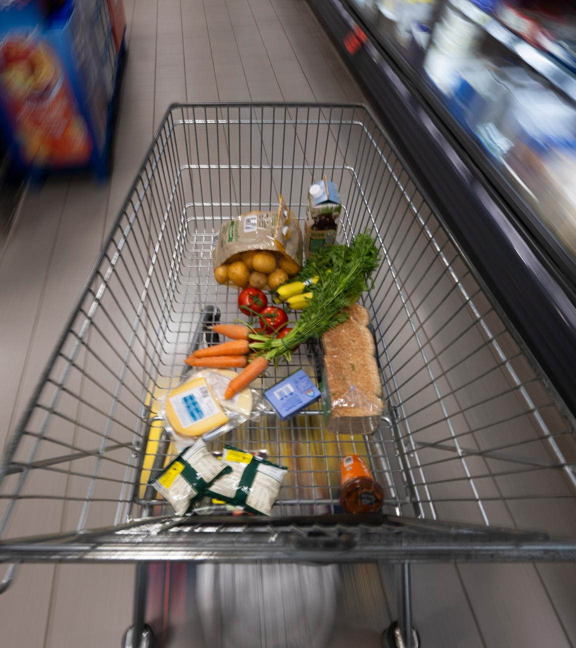 12.05.2025, Mecklenburg-Vorpommern, Leezen: Ein Einkaufswagen mit Lebensmitteln in einem Supermarkt.