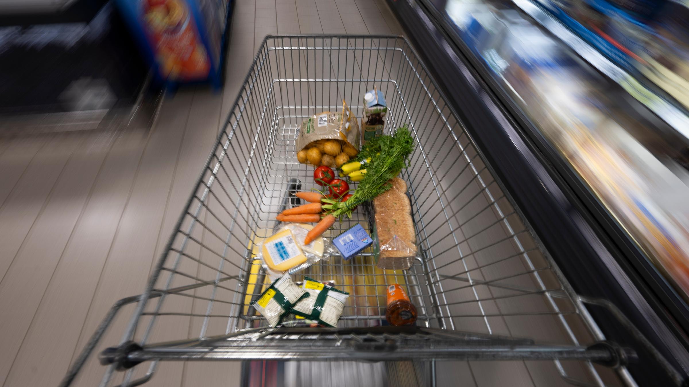 12.05.2025, Mecklenburg-Vorpommern, Leezen: Ein Einkaufswagen mit Lebensmitteln in einem Supermarkt.