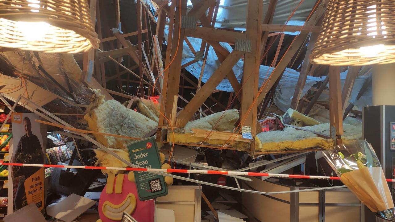 Zwei Schwerverletzte bei Einsturz von Supermarktdach