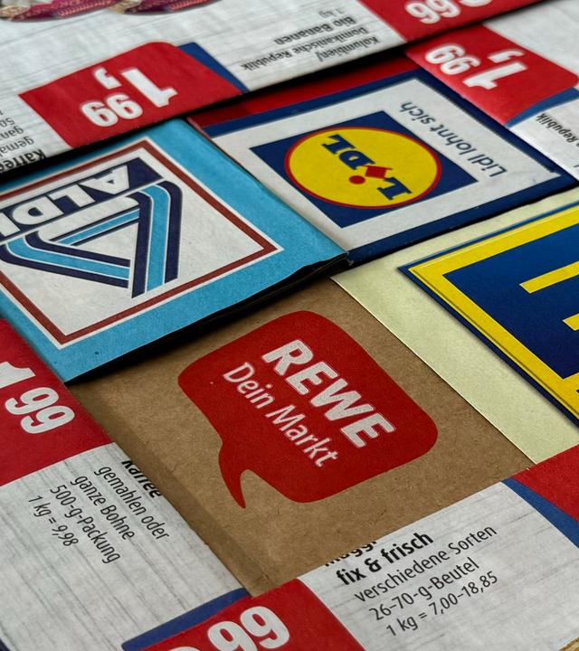 Prospekte der Lebensmittelgeschäfte Aldi, Lidl und Rewe