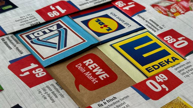 Prospekte der Lebensmittelgeschäfte Aldi, Lidl und Rewe