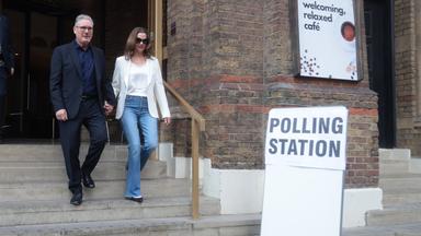 7. Mai 2026, London, Vereinigtes Königreich: Keir Starmer bei der Stimmabgabe. Keir Starmer gibt seine Stimme bei den Kommunalwahlen ab.