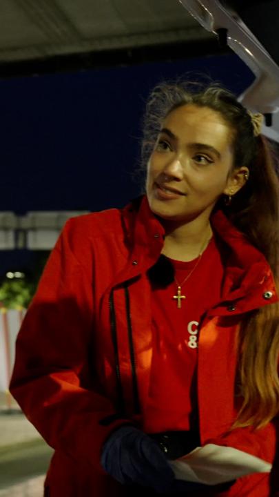 Theresa spricht im Rahmen ihrer ehrenamtlichen Tätigkeit bei der Caritas in Wien mit einem Mann.