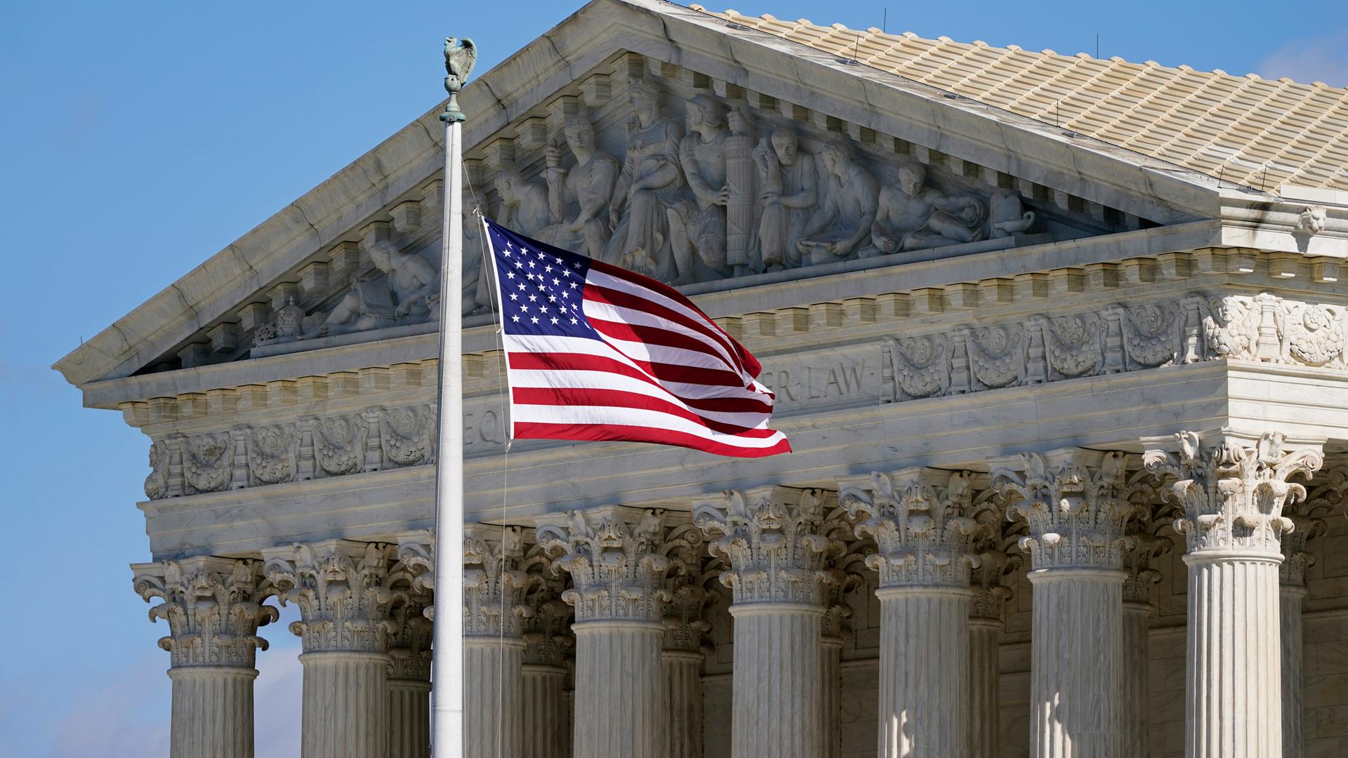 US-Nationalfahne weht vor dem Supreme Court