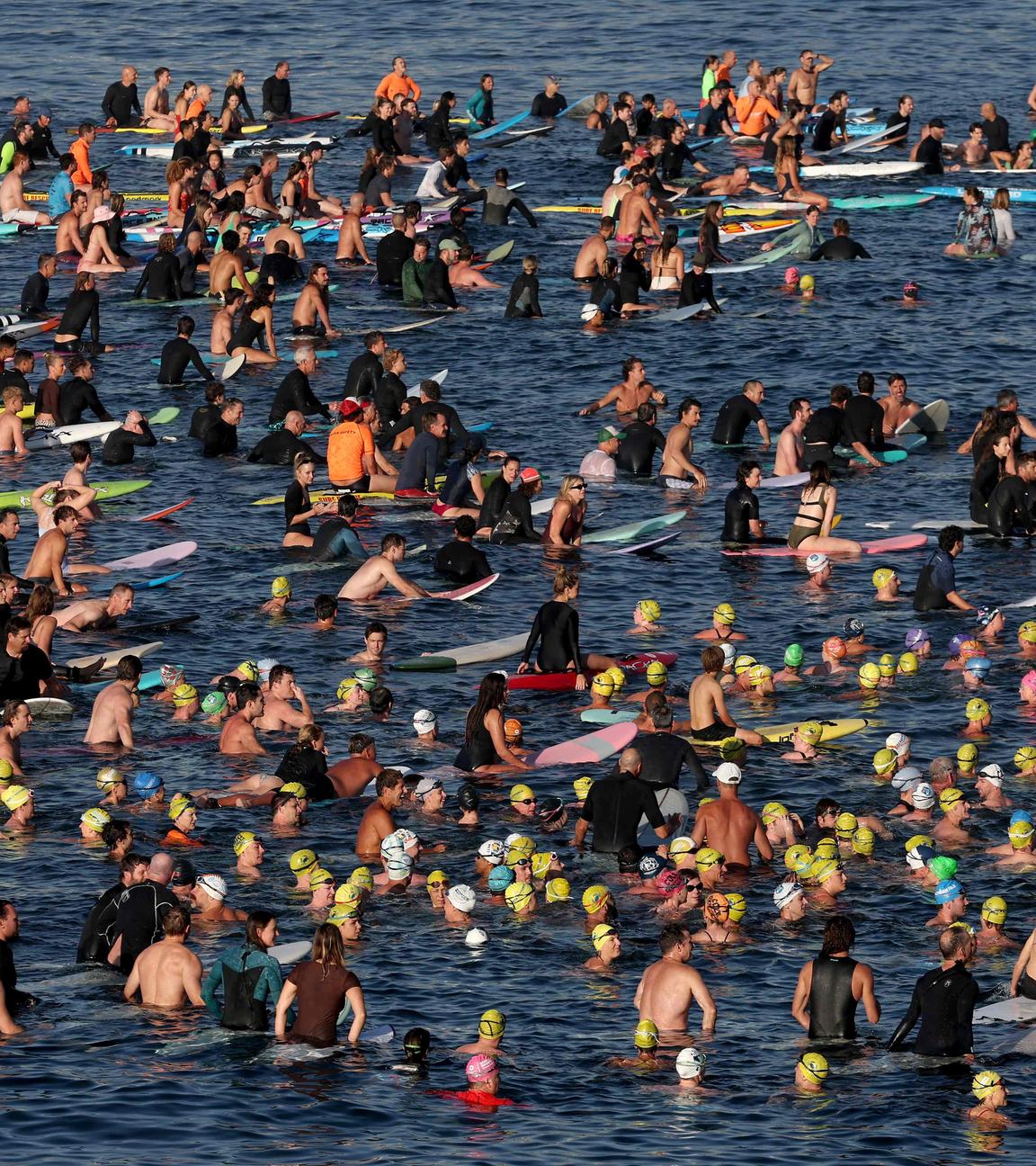 Surfer gedenken der Opfer des Terroranschlags am Bondi Beach in Sydney. 