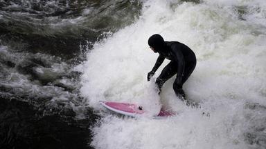 Münchner Eisbachwelle ist zurück