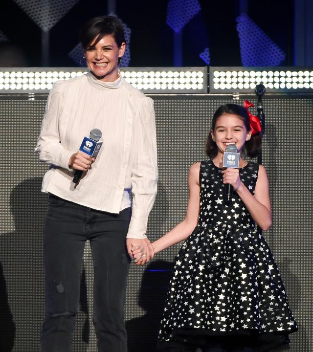Schauspielerin Katie Holmes und ihre Tochter Suri Cruise treten bei einem Konzert im Madison Square Garden zusammen auf.
