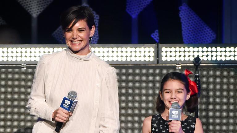 Schauspielerin Katie Holmes und ihre Tochter Suri Cruise treten bei einem Konzert im Madison Square Garden zusammen auf.