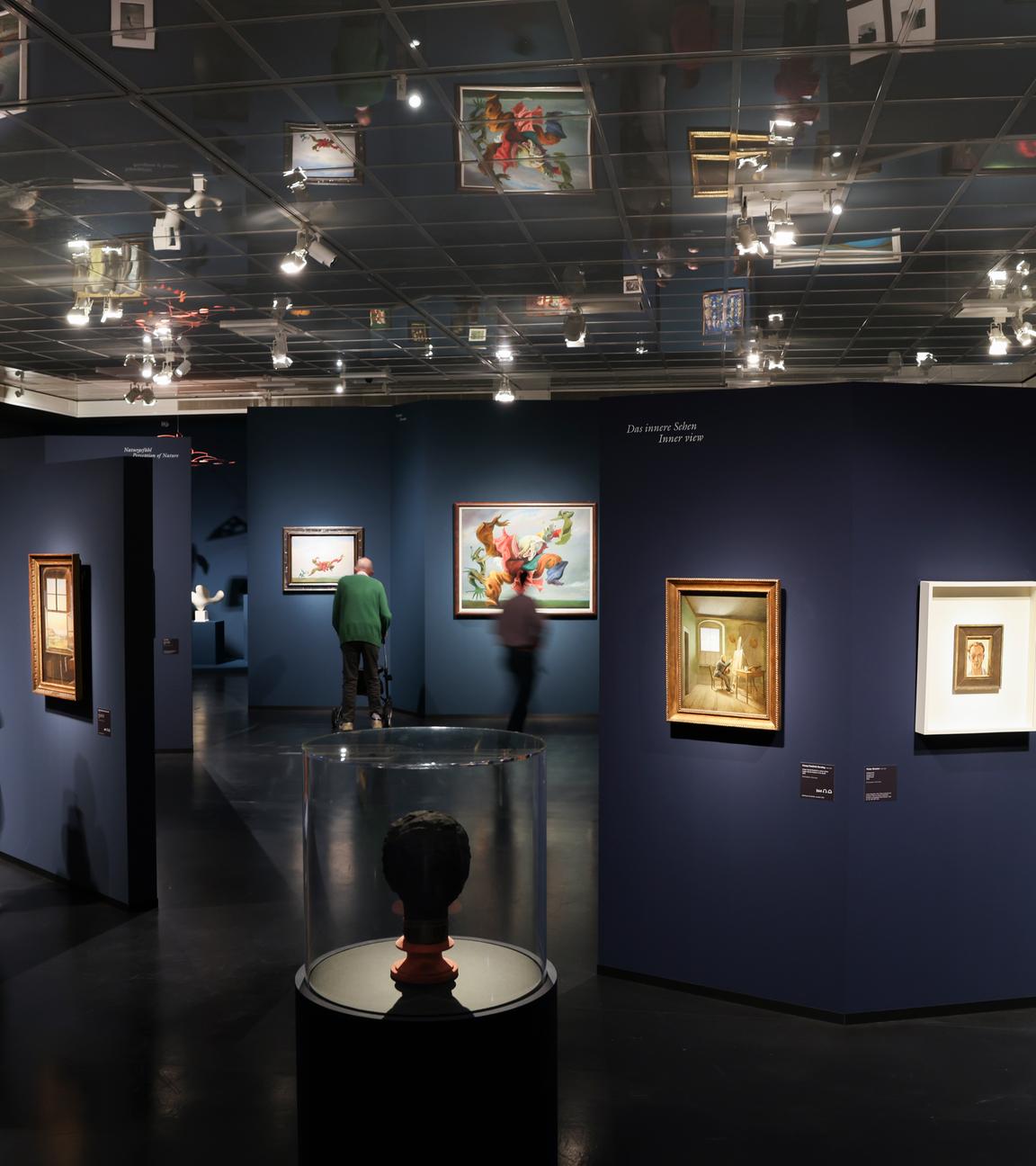 12.06.2025, Hamburg: Besucherinnen und Besucher beim Eröffnungsrundgang in der Hamburger Kunsthalle in der Ausstellung "Rendezvous der Träume - Surrealismus und deutsche Romantik".