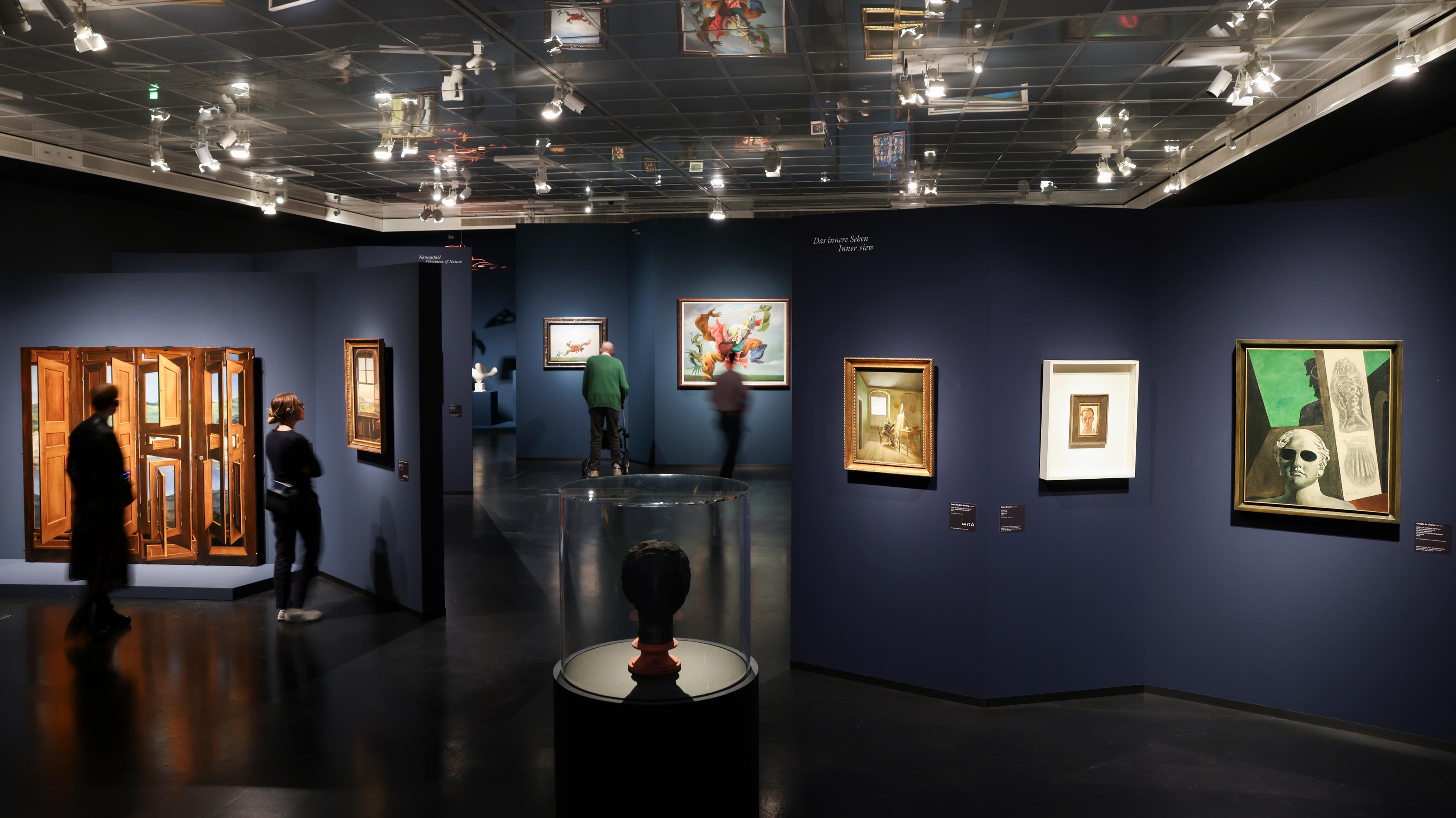 12.06.2025, Hamburg: Besucherinnen und Besucher beim Eröffnungsrundgang in der Hamburger Kunsthalle in der Ausstellung "Rendezvous der Träume - Surrealismus und deutsche Romantik".