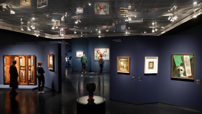 12.06.2025, Hamburg: Besucherinnen und Besucher beim Eröffnungsrundgang in der Hamburger Kunsthalle in der Ausstellung "Rendezvous der Träume - Surrealismus und deutsche Romantik".