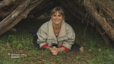 ZDF-Reporterin in einer selbstgebauten Holzhütte