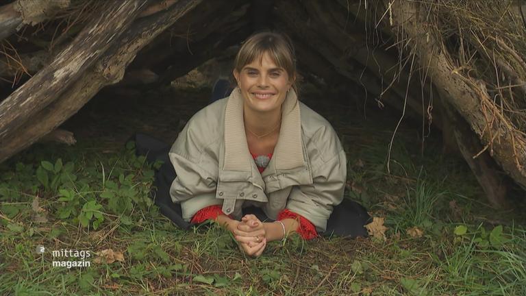 ZDF-Reporterin in einer selbstgebauten Holzhütte