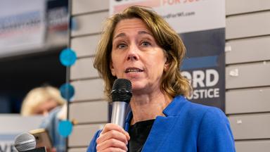 Die Kandidatin für den Obersten Gerichtshof von Wisconsin, Susan Crawford, spricht bei einem Wahlkampfbesuch in einer Außenstelle der Demokratischen Partei von Wisconsin. 