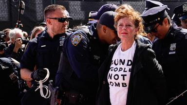 Der Schauspielerin Susan Sarandon werden Handschellen angelegt. 