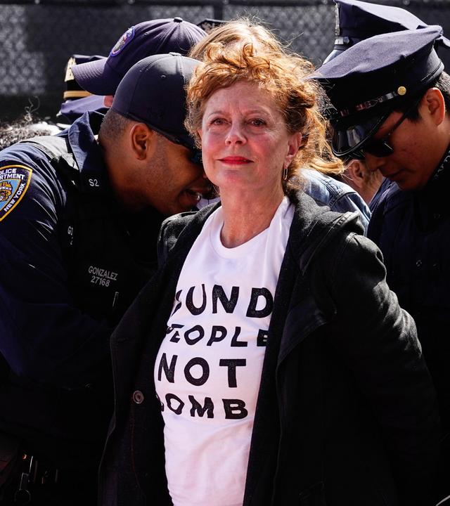 Der Schauspielerin Susan Sarandon werden Handschellen angelegt. 