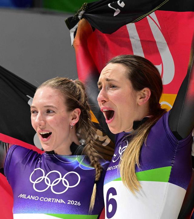 Die deutschen Skeletonfahrerinnen Susanne Kreher und Jacqueline Pfeifer jubeln nach der Medaillenvergabe bei den Olympischen Winterspielen 2026 in Cortina