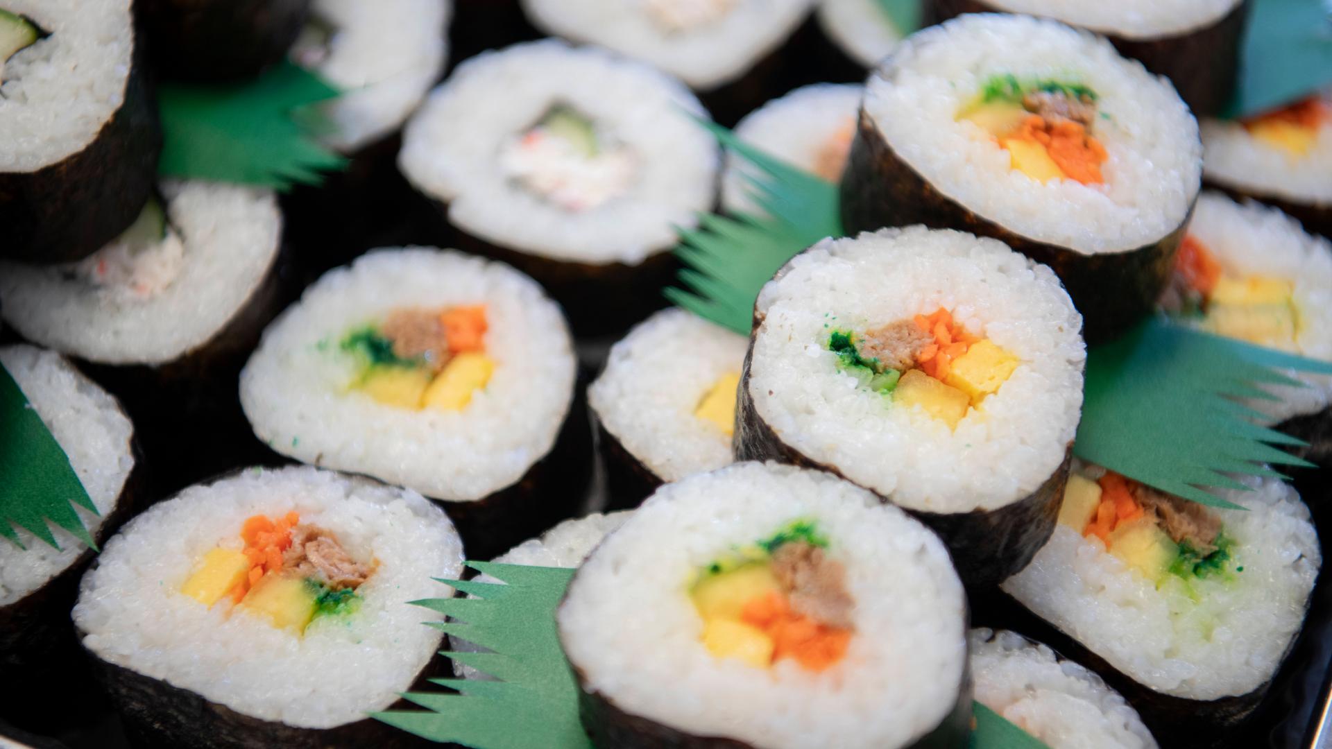 Okazuya Maki-Sushi-Stücke in Nahaufnahme auf einer japanischen Delikatessenplatte Honolulu, Hawaii.