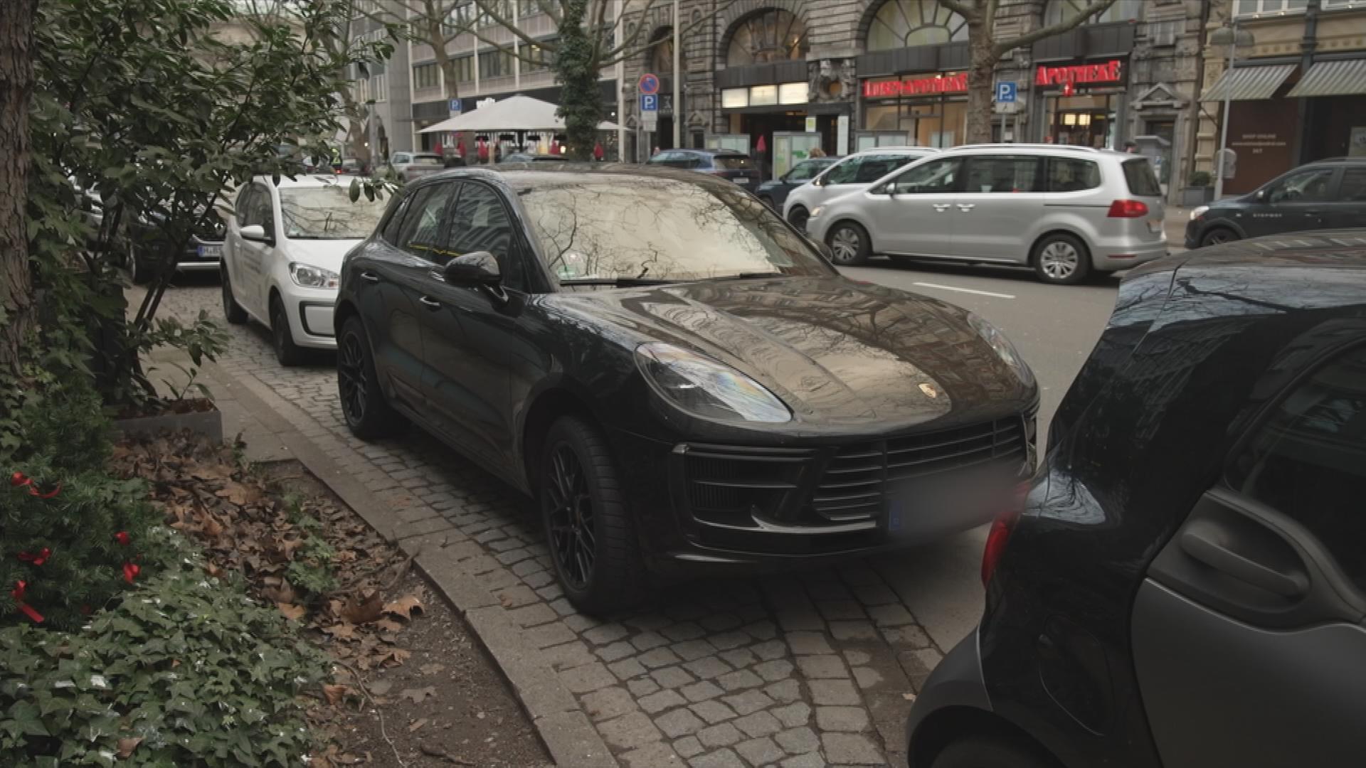 Parkender SUV
